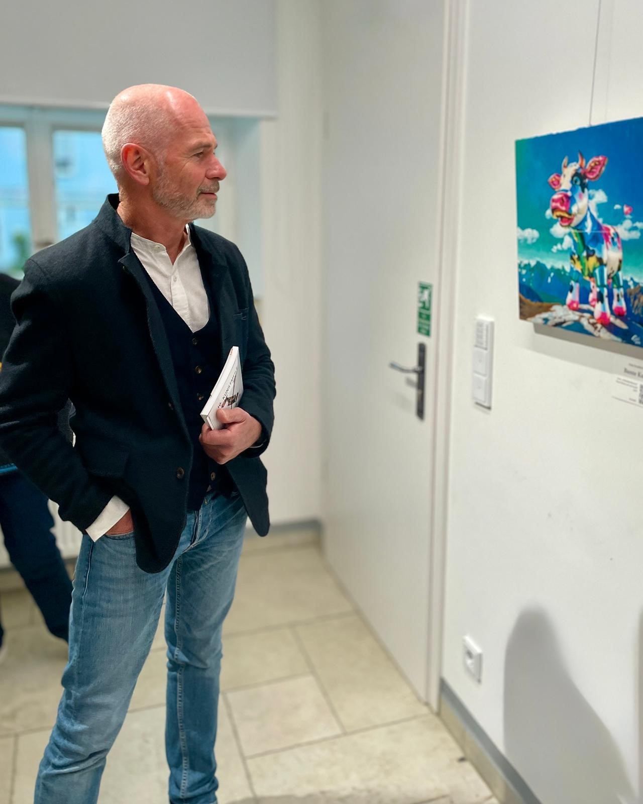 Klaus Heilinglechner betrachtet eine Malerei